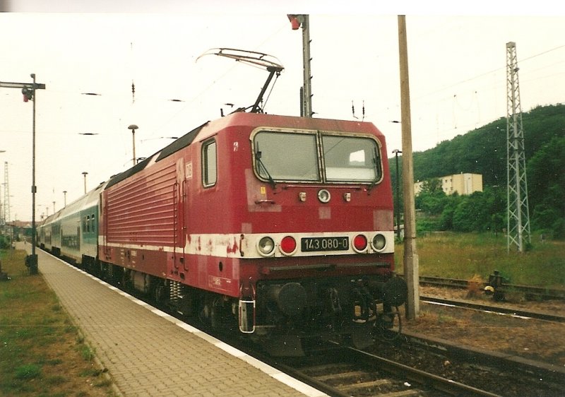 143 080 wartete mit einer Regionalbahn nach Stralsund im Juli 1999 in Sassnitz auf Ausfahrt. 