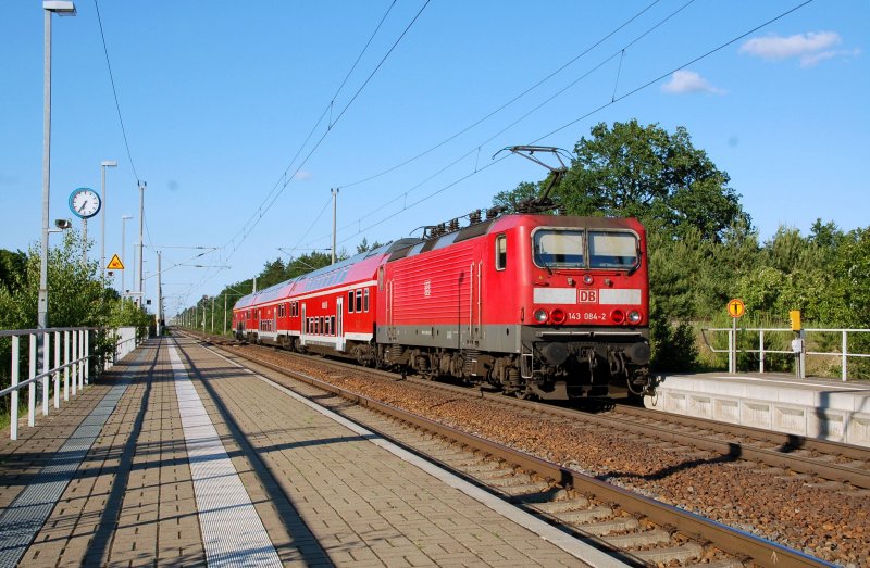 143 084 schiebt m 29.05.09 eine RB durch Burgkemnitz Richtung Wittenberg.