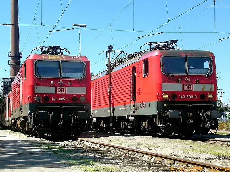 143 085-9 ist als  S1 Essen Hbf  Abgestellt, whrend die 143 590-8 wendet und wieder aufgerstet wird fr die Fahart nach Essen Hbf als 6680(S6). 05.08.07