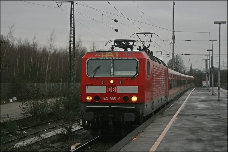 143 085 fhrt mit einer S1, von Dsseldorf nach Dortmund, in Bochum-Ehrenfeld ein. (05.01.08)
