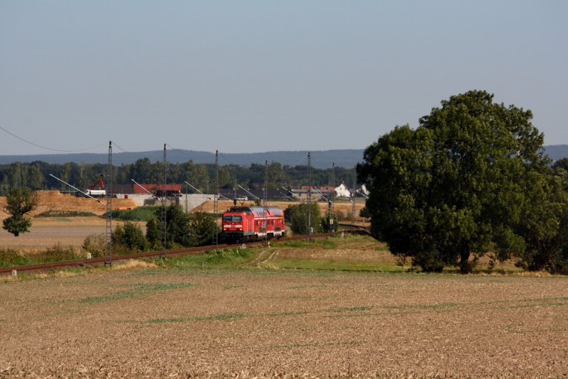 143 093 zieht RE 38505, Cottbus-Dresden Hbf, ihren nchsten Halt i Priestewitz entgegen, im Hintergrund zu erkennen: die Bauarbeiten fr die Verbindungskurve Weiig-Bhla bei Groenhain, 01.09.09