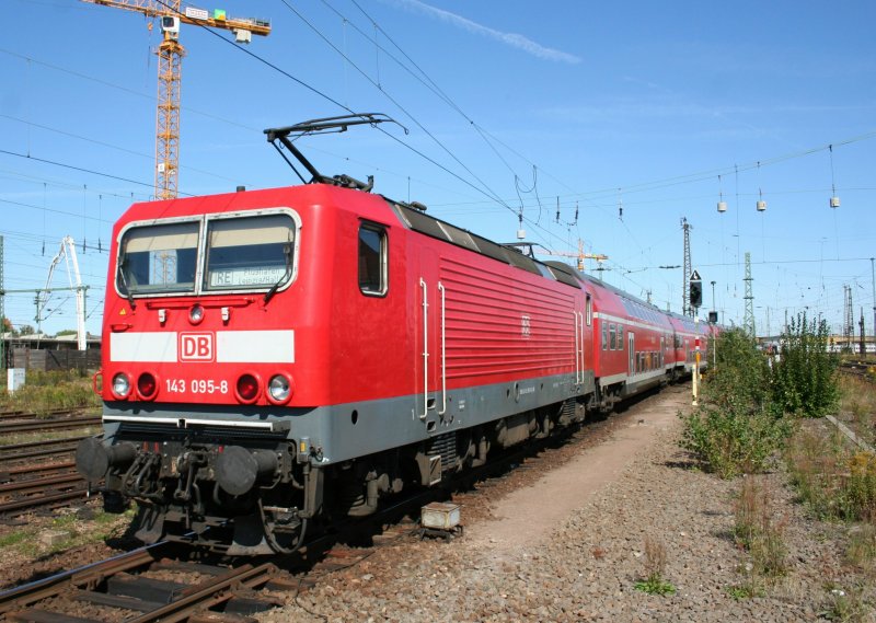 143 095-8 mit RE zum Flughafen am 12.9.2008 bei der Ausfahrt aus dem Leipziger Hbf.