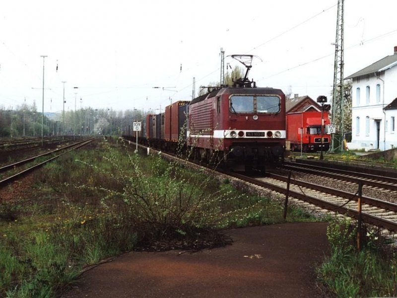 143 103-0 mit eine krze Gterzug auf Bahnhof Hasbergen am 22-4-2000. Bild und scan: Date Jan de Vries. 