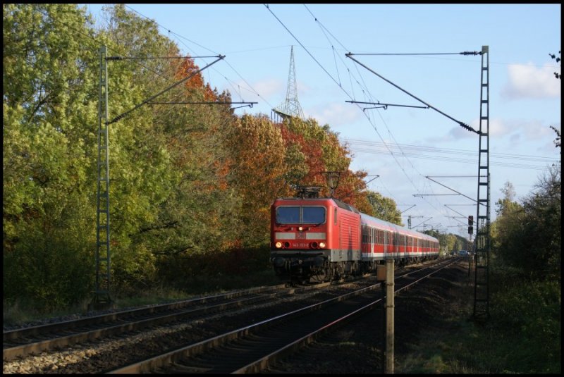 143 103-6 am 18.10.2007 mit einer RB Richtung Elmshorn am Bahnbergang Kreyhorn