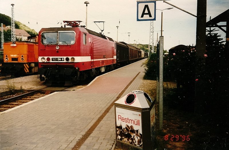 143 104 damals vom Bw Magdeburg mit einem Gterzug am 29.August 1996 in Sassnitz.