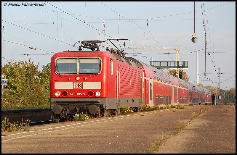 143 105-5 durchfhrt am Abend des 13.10.07 mit einer Doppelstockwagen-Garnitur den S-Bahn-Haltepunkt Esslingen-Oberesslingen mit Fahrtrichtung Westen.