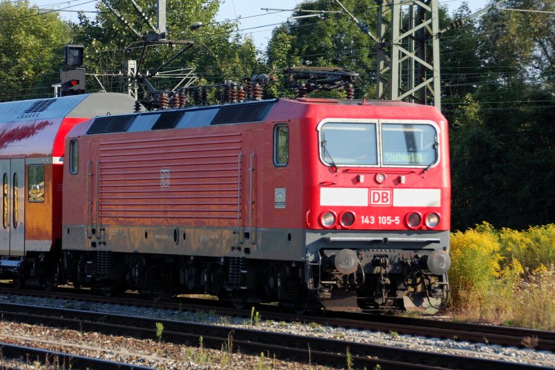 143 105-5 in der frhen Abendsonne des 16. Augusts mit einer Leer-Doppelstockgarnitur bei Durchfahrt Plochingen Bhf in Richtung Stuttgart.
