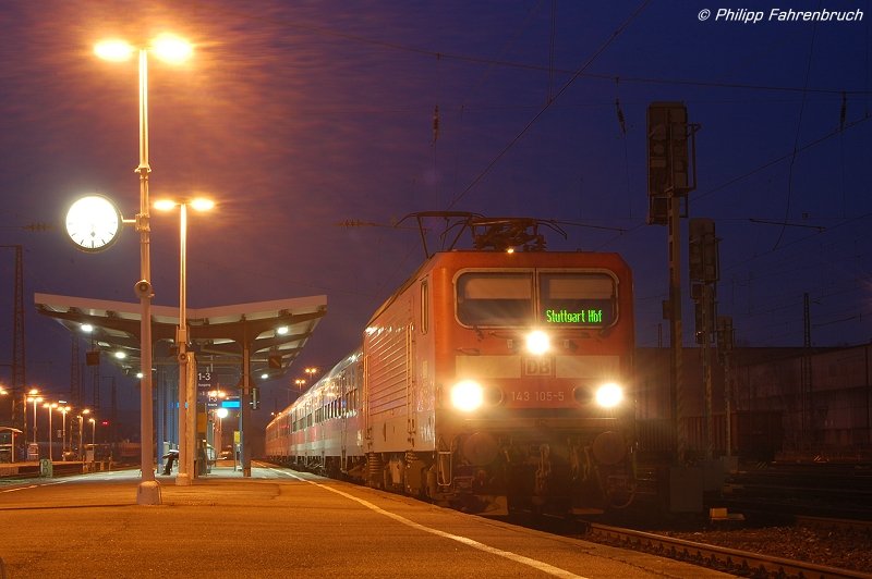 143 105-5 steht am Abend des 29.01.08 mit RE 19472 von Aalen nach Stuttgart Hbf auf Gleis 5 des Aalener Bahnhofs.