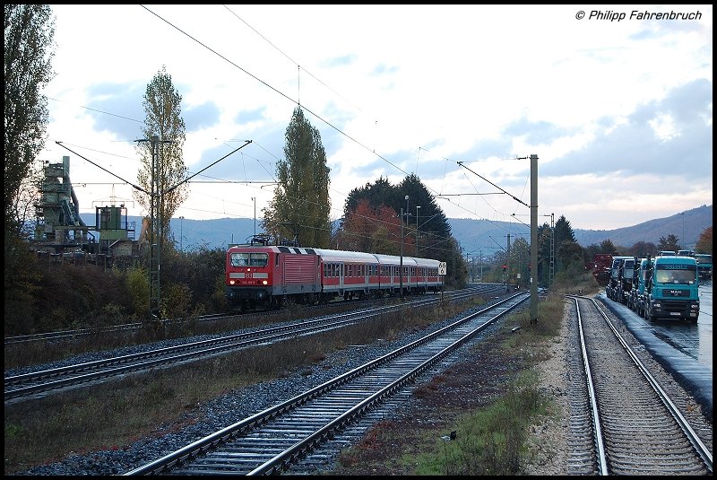 143 105-5 zieht am bewltne Abend des 18.10.07 den RE 19468 von Aalen nach Stuttgart HBF, hier am Ehemaligen Haltepunkt Essingen aufgenommen.