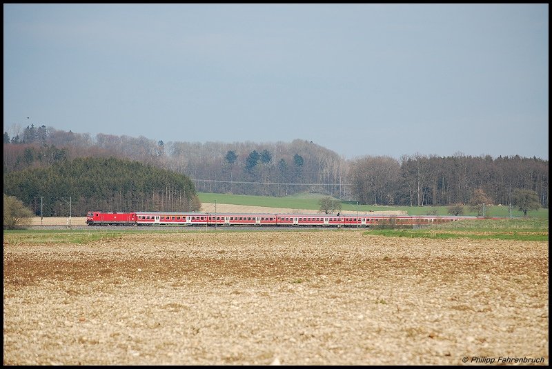 143 105 befrdert am 18.04.08 RE 19464 von Aalen nach Stuttgart Hbf, aufgenommen an der Remsbahn (KBS 786) bei Aalen-Essingen.