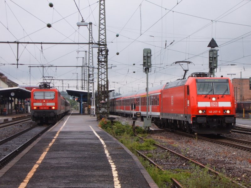143 106-3 auf Gleis 2 und 146 207-8 auf Gleis 3 des Aalener Bahnhofs. Beide pendelten am 01.06.07 im Nahverkersdienst zwischen Aalen und Stuttgart HBF.