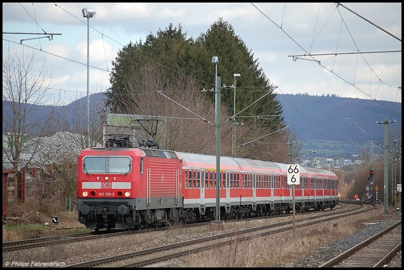 143 106-3 bringt am 18.03.08 RE 19450 von Aalen nach Stuttgart Hbf, aufgenommen bei der Durchfahrt des ehemaligen Bahnhofs Essingen(b Aalen).