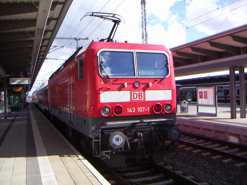 143 107-1 mit der S1 aus Warnemnde in Rostock HBF am 7.8.05
