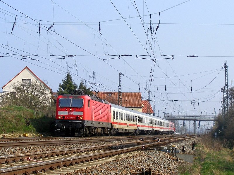 143 108-9 mit D 79708 nach Leipzig auf der Fahrt durch Priestewitz am 4.4.2009.