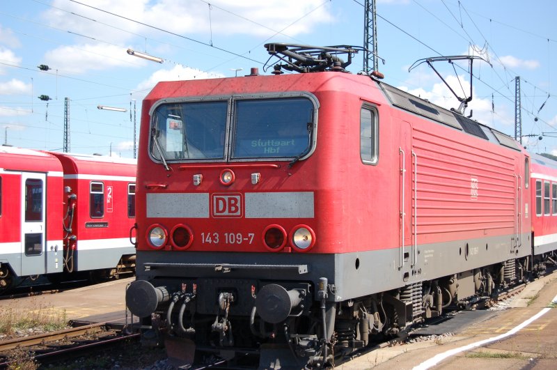143 109-7 eilt am 23.8.2007 mit 7 Minuten Versptung als RE nach Stuttgart aus dem Bahnhof von Heilbronn.