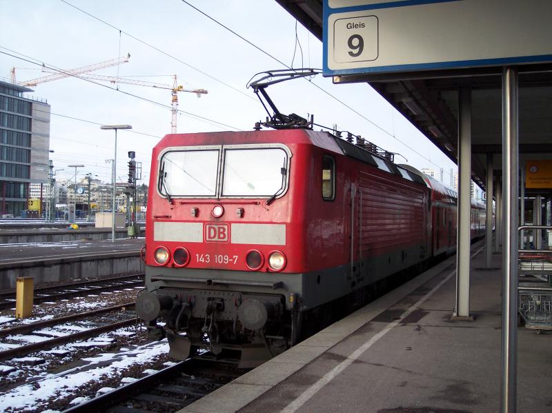 143 109 fhrt am 19.01.2004 mit ihrem Regionalexpress im Stuttgarter Hauptbahnhof ein.