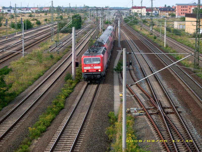 143 113 zieht den RE von Magdeburg hbf nach Leipzig Hbf am 05.09.08 durch Bitterfeld.