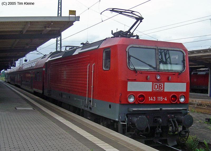 143 115 am 15.08.2005 in Dessau Hbf. Kurioser weise fuhren mir in Dessau innerhalb von 15 Minuten 143 113; 143 114 und 143 115 ber den weg (siehe meine anderen Bilder).