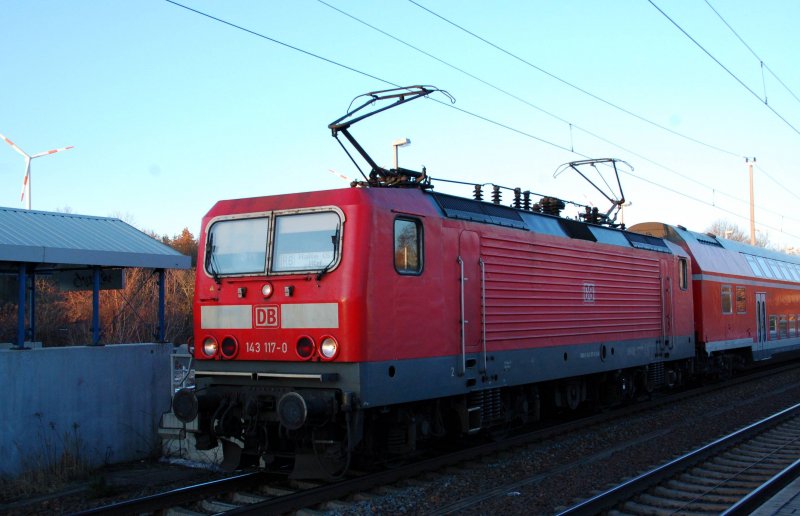 143 117 steht am 22.01.09 im Bahnhof Burgkemnitz. Sie hat beide Stromabnehmer gehoben. Vielleicht hatte sie ein technisches Problem?