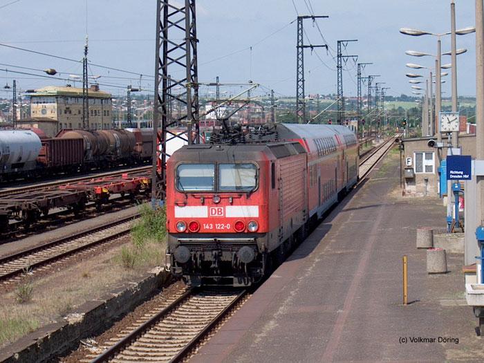 143 122 schiebt eine Doppelstockeinheit als RB 27942 nach Coswig (Dresden-Friedrichstadt 17.06.03)
