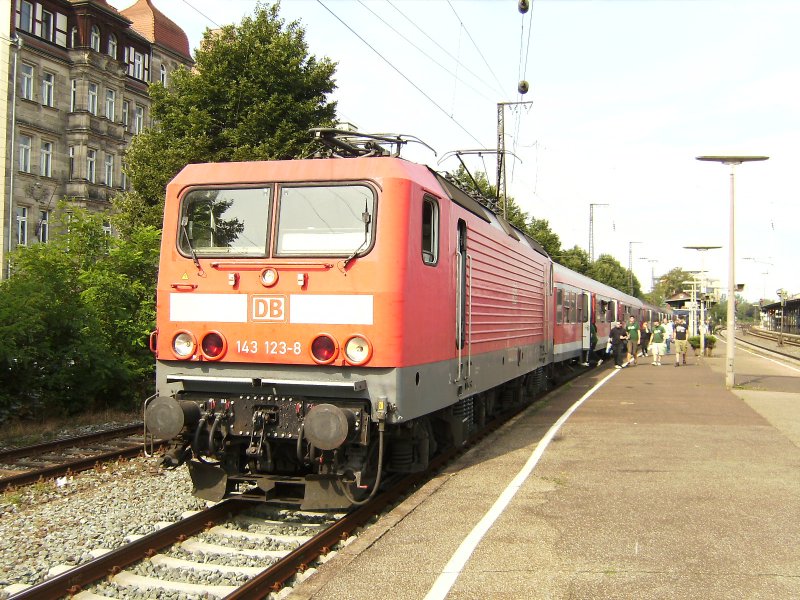 143 123 in F�rth (Bay.)Hbf am 17.08.08 mit Fu�ballsonderzug