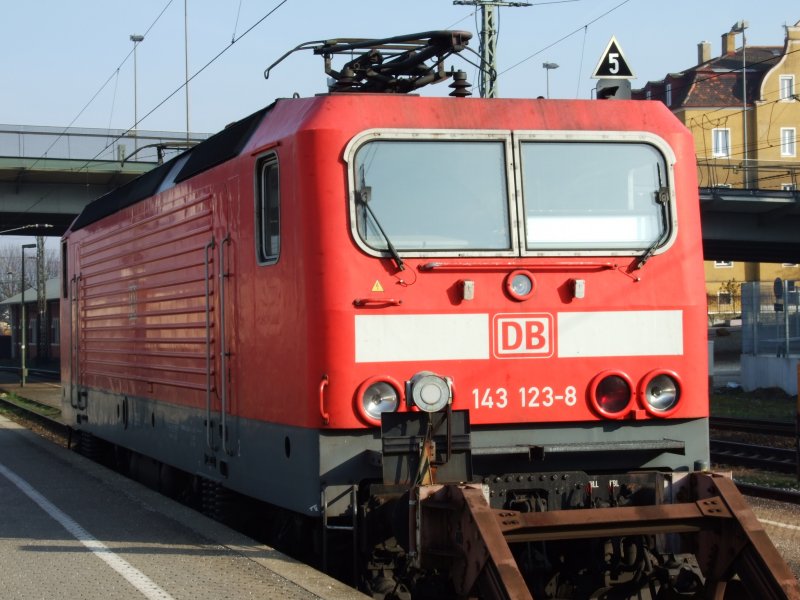 143 123 wartet abgestellt auf Gleis 108 auf zwei Ex-Silberlinge, um sp�ter als RB nach Eggm�hl zu fahren. 17.02.2007