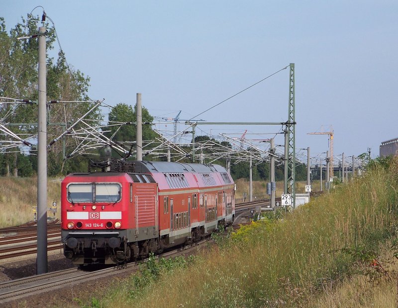 143 124-6 kommt hier mit dem RE aus Leipzig Hbf in den Bahnhof von Leipzig/Halle Flughafen eingefahren. Die fahrt endet hier und sie ging 30 Minuten sp�ter wieder zur�ck. 15.08.2009