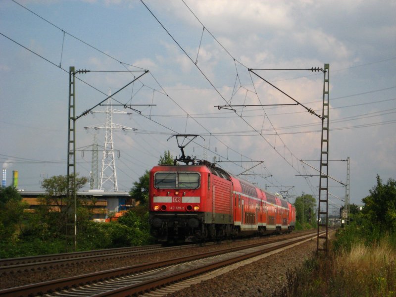 143 129 als RegionalExpress unterwegs von Mainz in Richtung Bingen im August 2009. Aufgenommen bei Mainz.