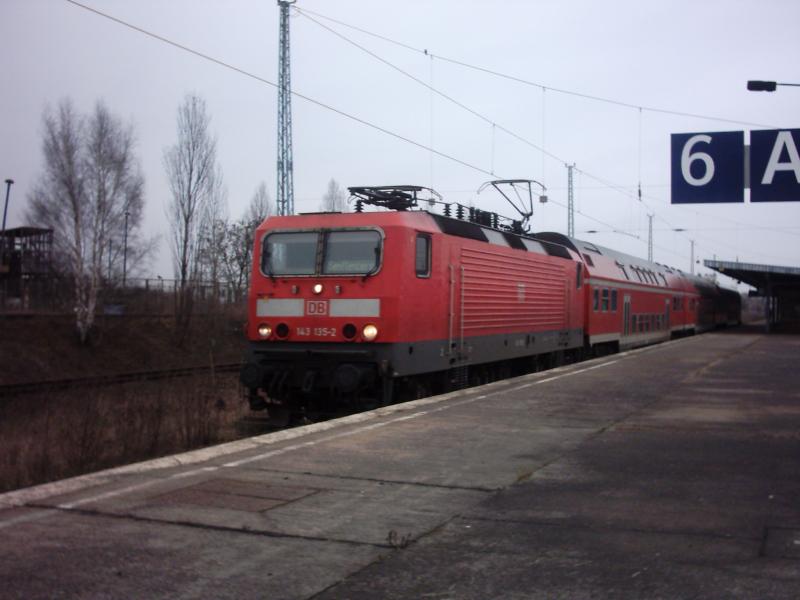 143 135-2 mit einem RE nach Senftenberg in Berlin Schnefeld am
04.02.05