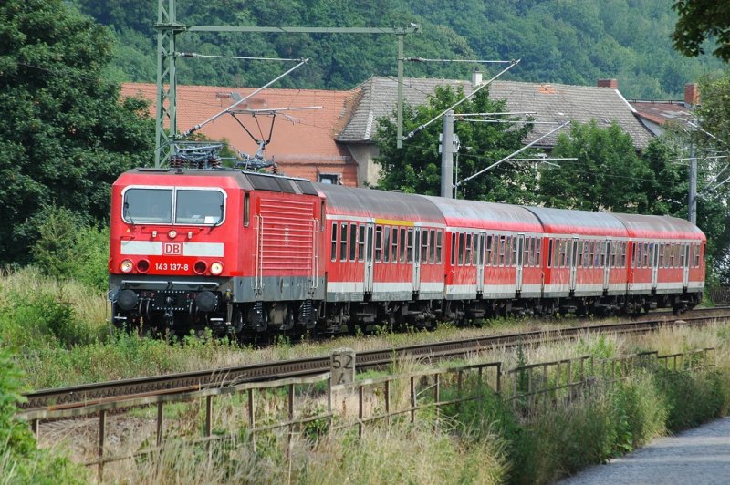 143 137-8 zieht die Regionalbahn von Halle nach Eisenach (Bad Ksen, 20.06.2008)