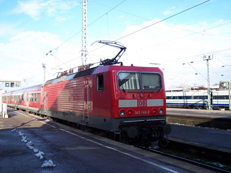 143 140 f�hrt mit ihrem Regionalexpress im Stuttgarter Hbf ein