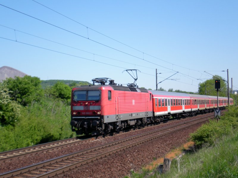 143 140 fhrt den Regionalexpress von Halle nach Kassel, hier Nhe der ehemaligen Blockstelle Gonna, am Wochehende werden teilweise 5-Wagen-Zge eingesetzt. 10.05.2008