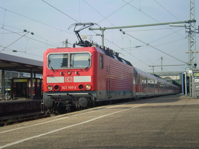 143 140 mit RE nach Heilbronn Hbf bei der Ausfahrt im Stuttgarter Hbs.