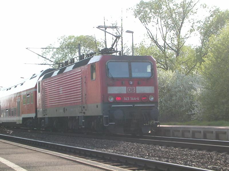 143 144-4 schiebt abendliche RB mit Dosto-Stw voraus. K�ps, 04.05.2006.