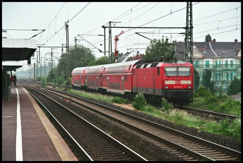 143 147 schiebt am 27.05.07 einen RB27  Rhein-Erft-Bahn  von Mnchengladbach nach Koblenz.