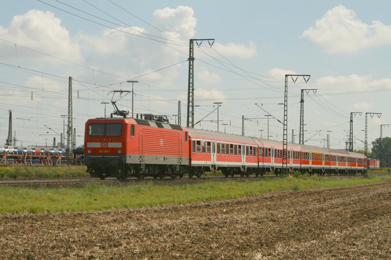 143 150 schiebt eine RB Eggmhl an Regensburg Ost vorbei.13.09.07