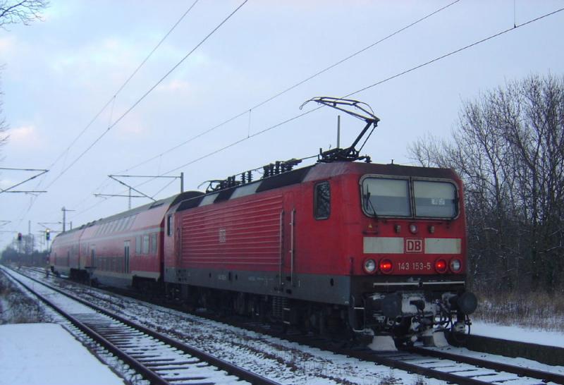 143 153-5 mit zwei DoStos bei der Ausfahrt aus dem Bahnhof Smmerda als RB Erfurt-Sangerhausen am Abend des 29.01.2005 .