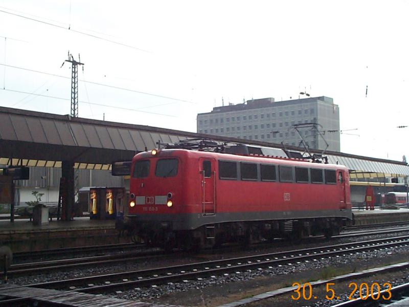 143-155-2 setzt in Koblenz Hbf um damit sie an eine RB ankoppelt. (Bei diesem Foto herrschte starkes Gewitter)
