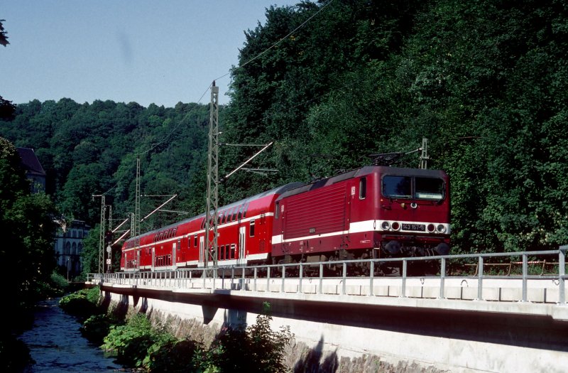 143 157-6 mit dem SE17324 bei Tharandt, am 2. August 1999.