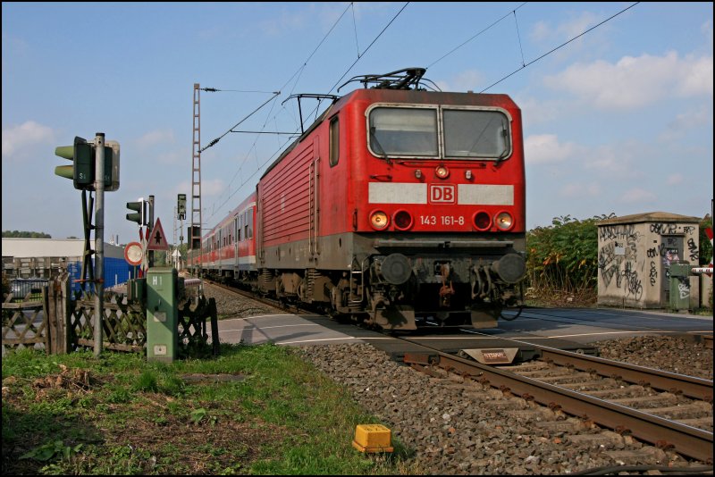 143 161 bringt bei sonnigen Temperaturen die RB91 (RB 39169)  RUHR-SIEG-BAHN  von Hagen nach Siegen. (06.10.07)