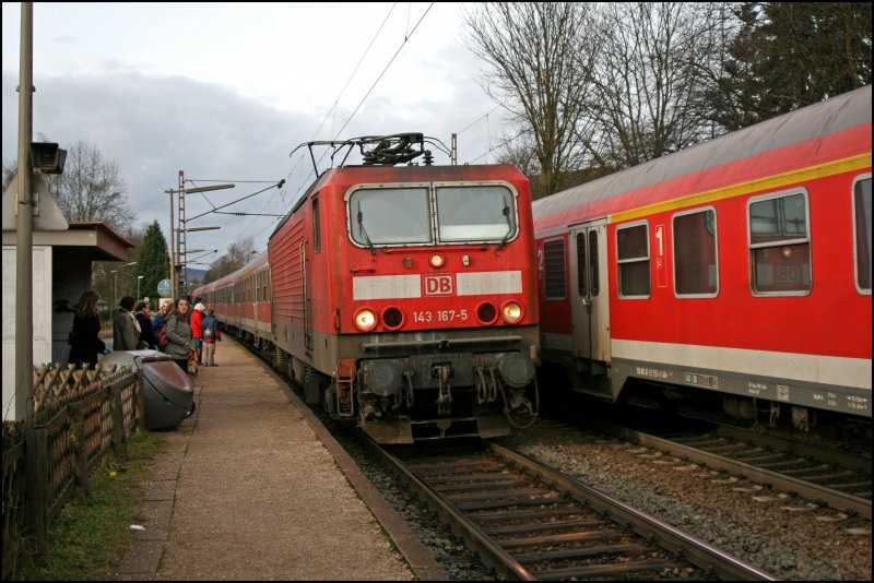 143 161 f�hrt mit der RB91 (RB 39167)  RUHR-SIEG-BAHN  in Eichen (Kr. Siegen) ein. (08.12.07)