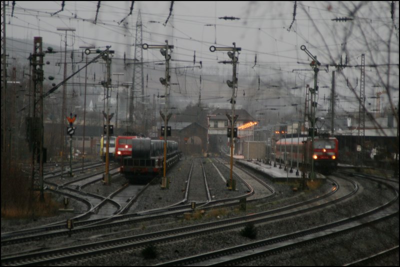 143 161 ist mit der RB91 (RB 39157)  RUHR-SIEG-BAHN  in Kreuztal eingefahren. Auf dem Nebengleis macht sich die 152 016 bereit fr die nchste Aufgabe. (01.12.07)