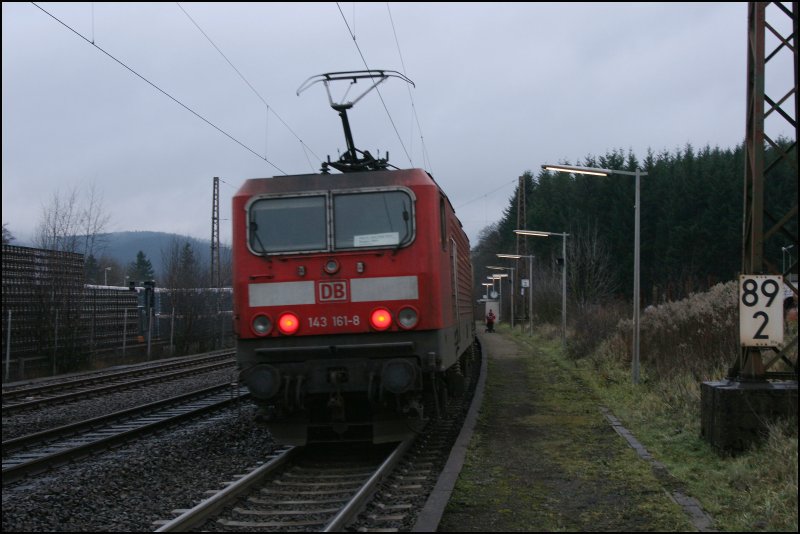 143 161 schiebt die RB91 (RB 39160)  RUHR-SIEG-BAHN  nach einem kurzen Stop in Littfeld weiter Richtung Hagen.