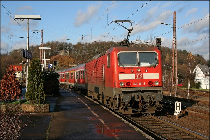 143 161 verlsst am Zugschluss einer RB91  Ruhr-Sieg-Bahn  bei sonnigen Winterwetter den Bahnhof Siegen-Weidenau Richtung Kreuztal.