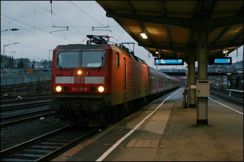 143 161 wird mit der RB91 (RB 39160)  RUHR-SIEG-BAHN  nach Hagen an Gleis 4 bereitgestellt. (04.12.07)