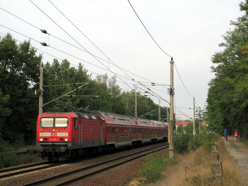 143 163-4 mit einer 30 min�tig versp�teten Regionalbahn. Zusammen mit 2 netten Radfahrern in Bestensee.