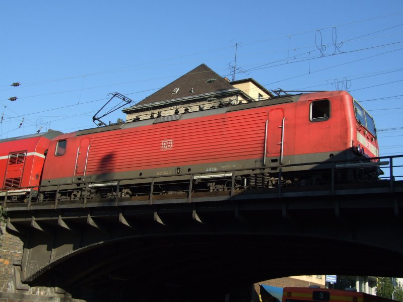 143 164-2 steht in Erwartung neuer Aufgaben in der Nhe des Koblenzer Hbf bereit.Aufgenommen von der Strae unterhalb  der Gleise.22.10.07