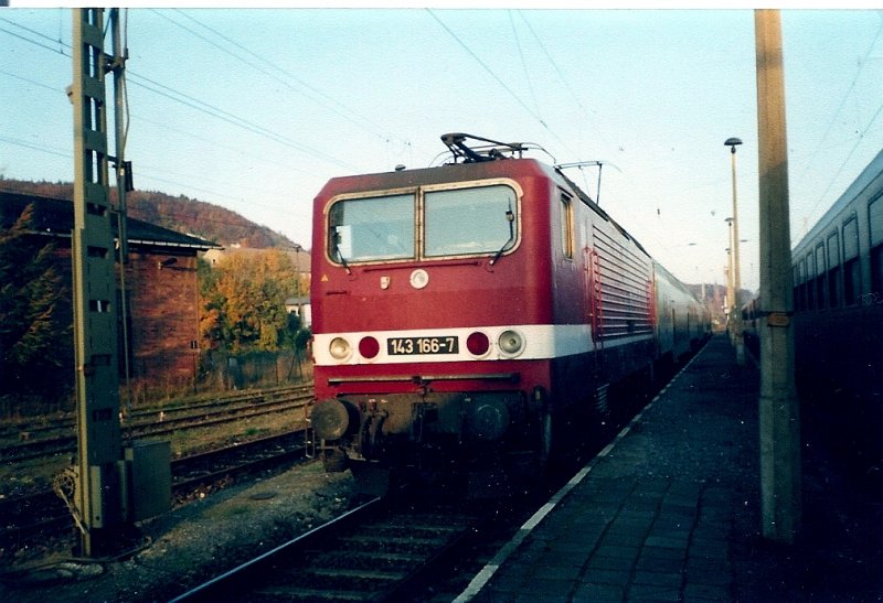 143 166 im November 1999 mit einer Regionalbahn nach Stralsund in Sassnitz.
