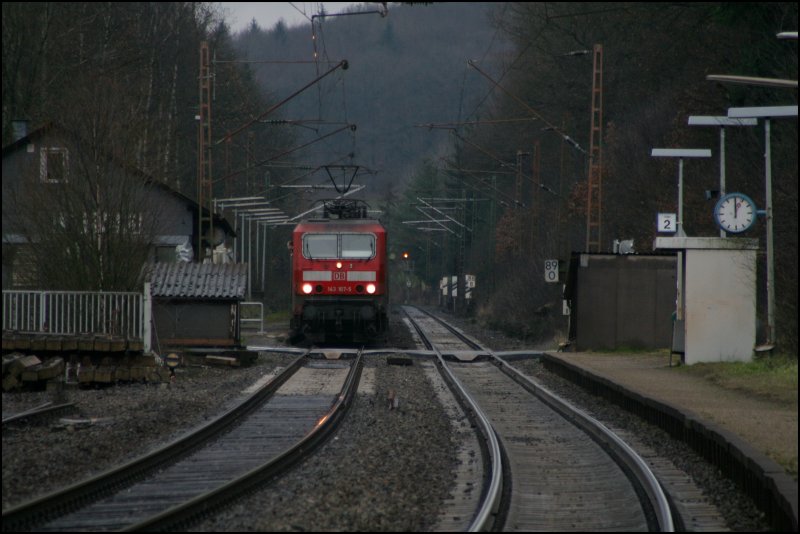 143 167 kommt mit der RB91 (RB 39159)  RUHR-SIEG-BAHN , von Hagen Hbf ber Werdohl - Finnentrop - Altenhundem und Kreuztal nach Siegen, in Littfeld zum halten.

