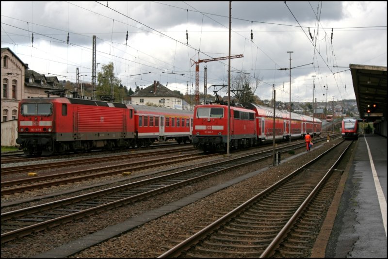 143 167 steht mit einer  RUHR-SIEG-BAHN  neben der Frankfurter 111 108 auf dem Abstellgleis